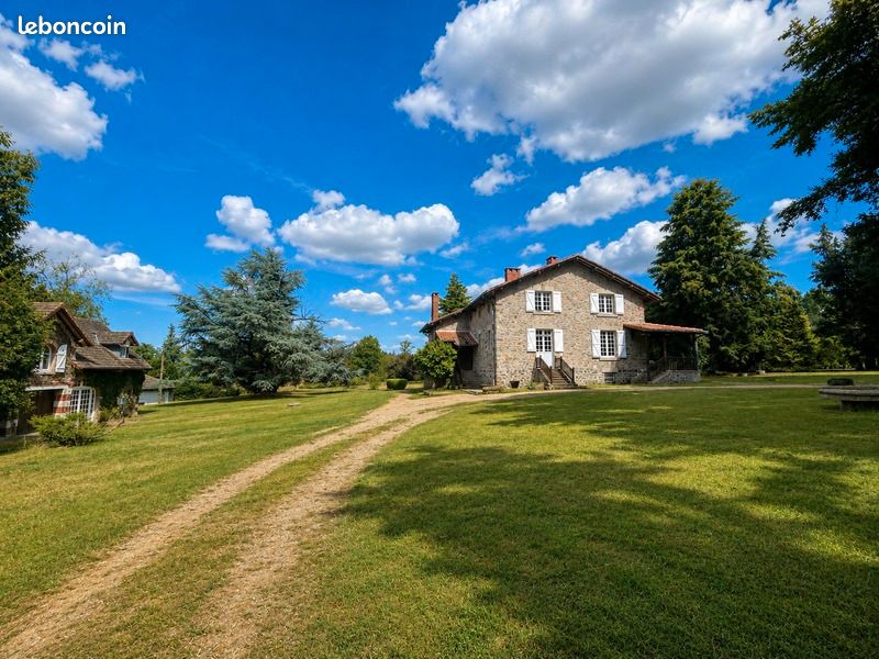 Maison 12 pièces 231 m² · à Chabanais · 231 m² · 349 900 €