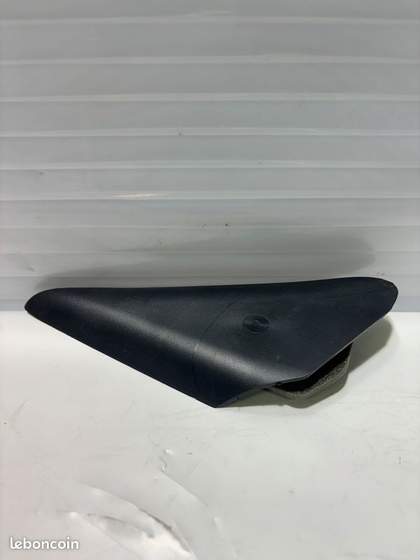 Garniture montant porte AVG coté chauffeur Citroën C4 Picasso REF 967794432 ZD (image 1)