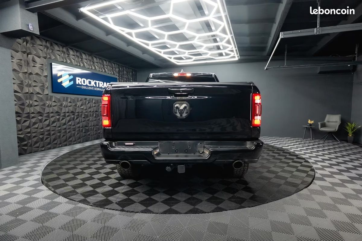 Dodge RAM 1500 Laramie Night Edition 5.7 HEMI 401 ch 4x4 – Alpine – 20” – Offroad (image 17)