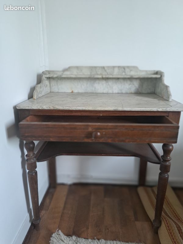 Vend bureau bon état. Juste une fellure sur la tablette (image 1)