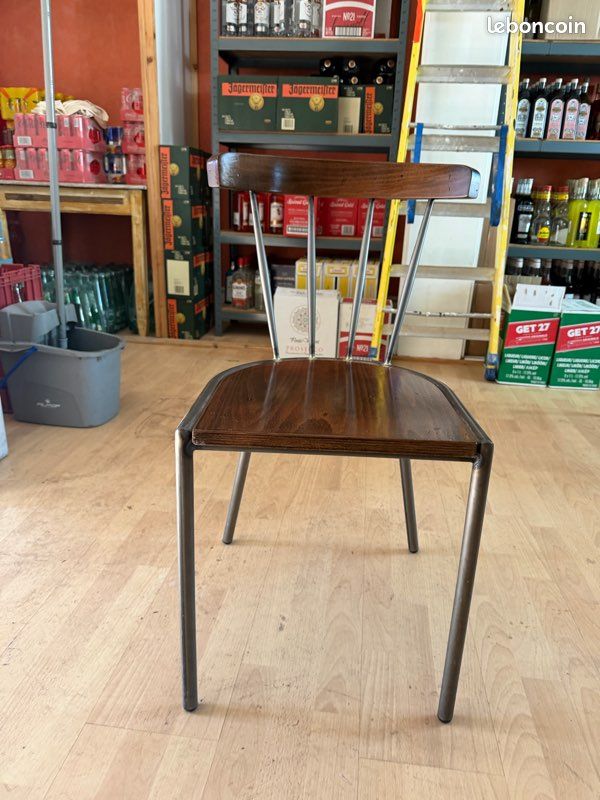 Chaise en bois intérieur (image 1)