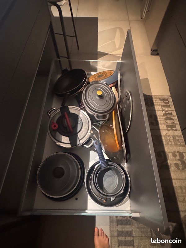 Îlot de cuisine équipé avec table et chaises (image 11)