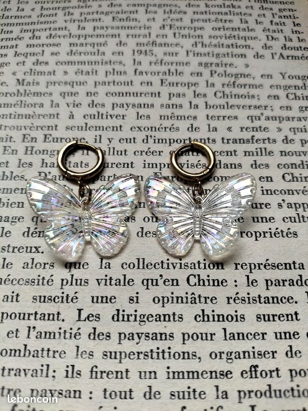 Boucle d'oreille dorée papillon fait main (image 2)