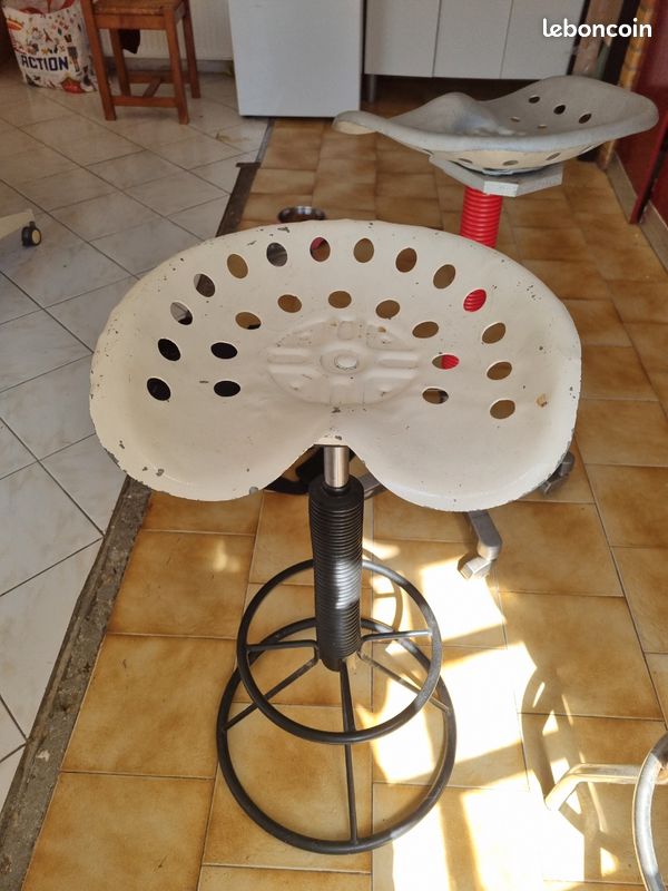 Vend table de de bistrot plus 2 fauteuil et un tabouret (image 4)