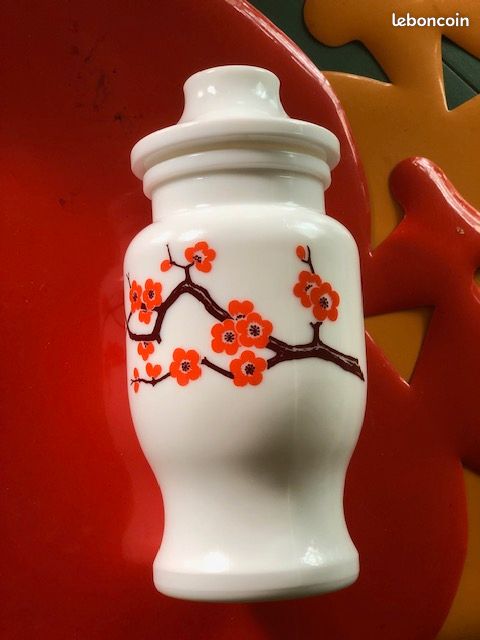 Rare grand pot à épices vintage en arcopal made in Belgium : motifs fleurs de lotus oranges sur branches (image 1)