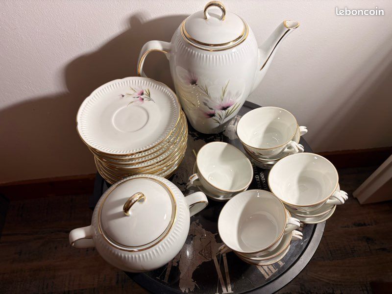Service de table complet en porcelaine de VIERZON (60 pièces