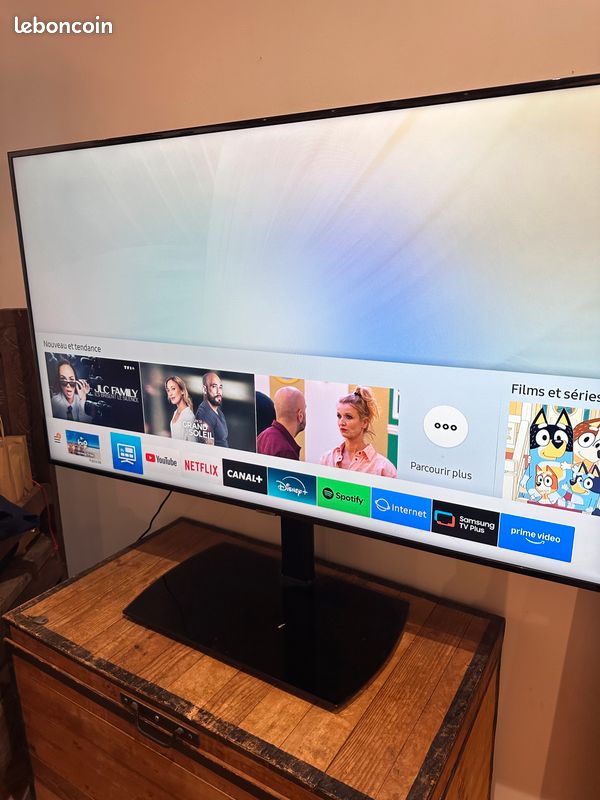 Télévision Samsung 4K 140cm (image 3)