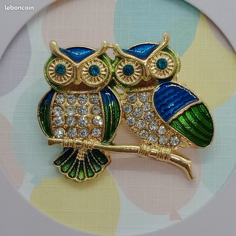 Broche vintage lion lunatique heureux, épingle aux yeux verts ton