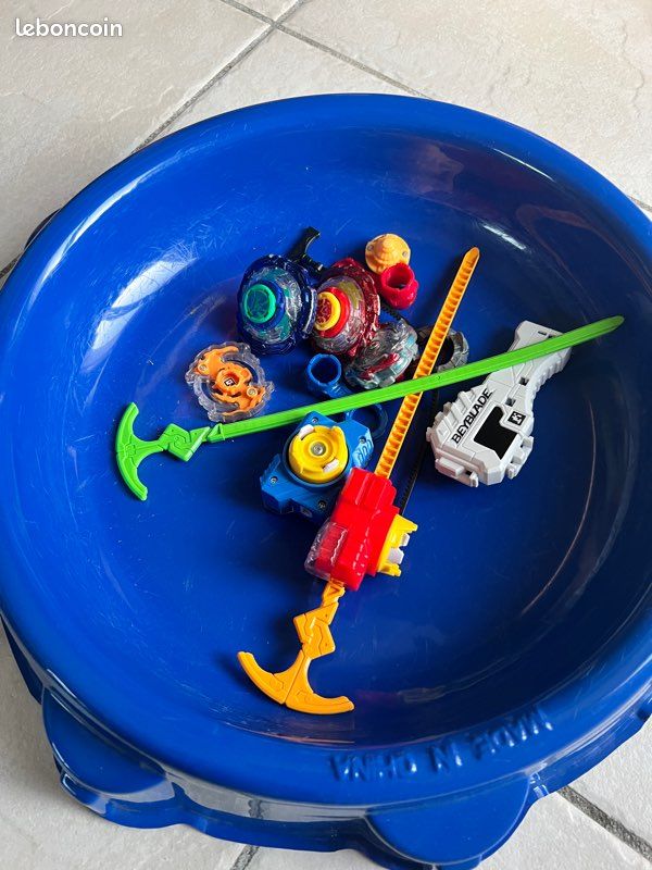 Lot de toupies beyblade (image 1)