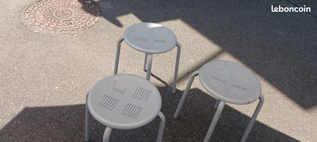 Tabourets en métal (image 1)
