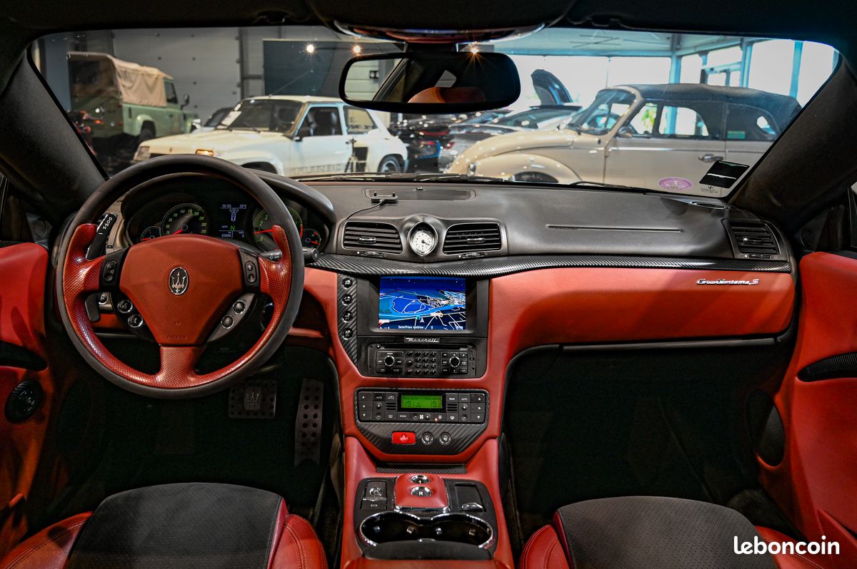 Maserati GranTurismo 4.7 V8 440ch MC-Shift F1 Phase 1 – Immat FR / Cuir Rouge / Alcantara Noir / Jantes Neptune 20’’ / Échappement Sport / Freins Brembo / Inserts Carbone / Navi (image 7)