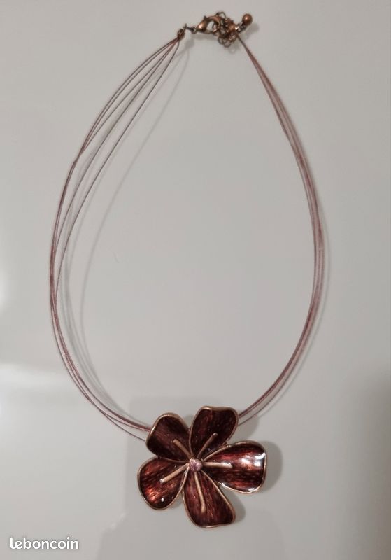 Collier Imposant IKITA Paris - Chaîne Métal Avec Pendentif émail Gris Et Bordeaux, Fermoir Mousqueton, Neuf Avec étiquettes