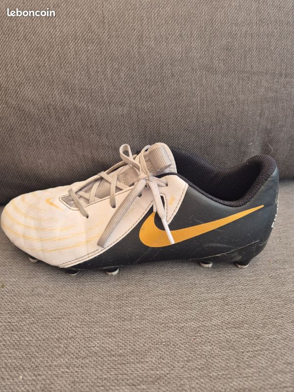 Chaussures de Foot taille 38 (image 1)