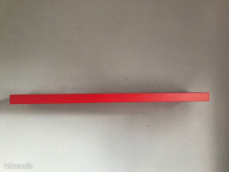 Étagère rouge (image 1)