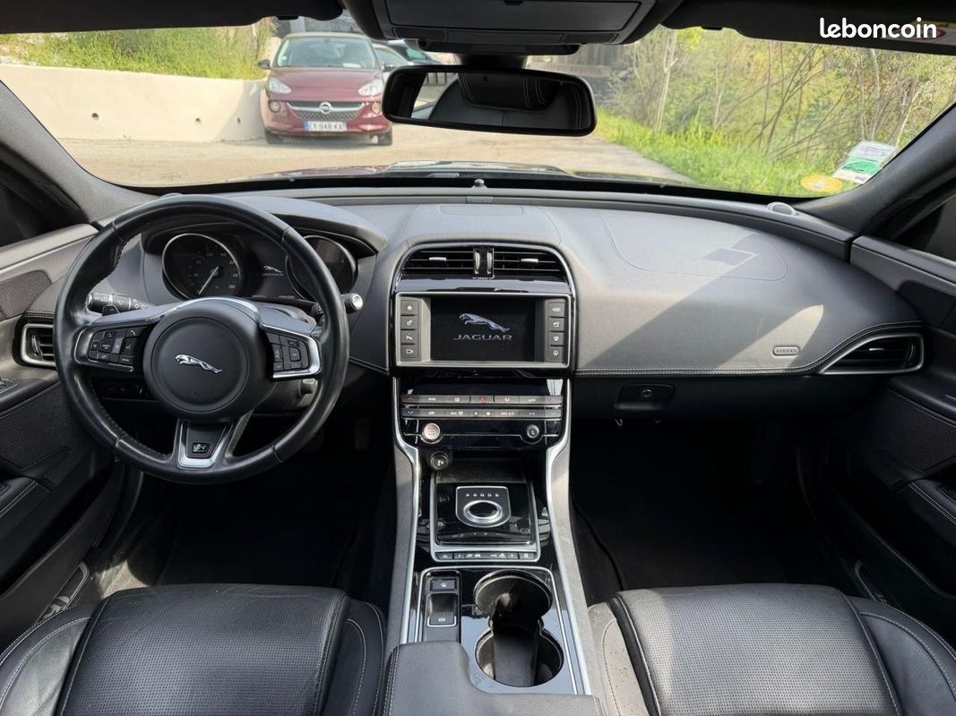 JAGUAR XE 2.0 D - 180 - BVA - AWD BERLINE R-Sport PHASE 1 (image 12)