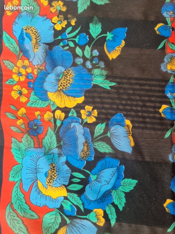 GRAND FOULARD CARRE JAUNE NOIR VERT MOTIF FLEURS 107 X 113 CM