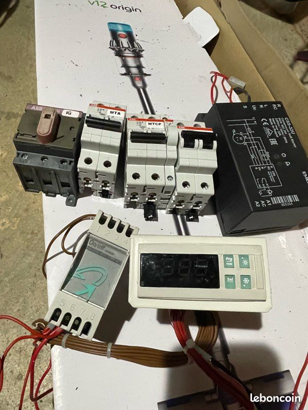 Composant électrique régulateur démarreur disjoncteur PAC France géothermie zéphyra mono AO9 (image 1)