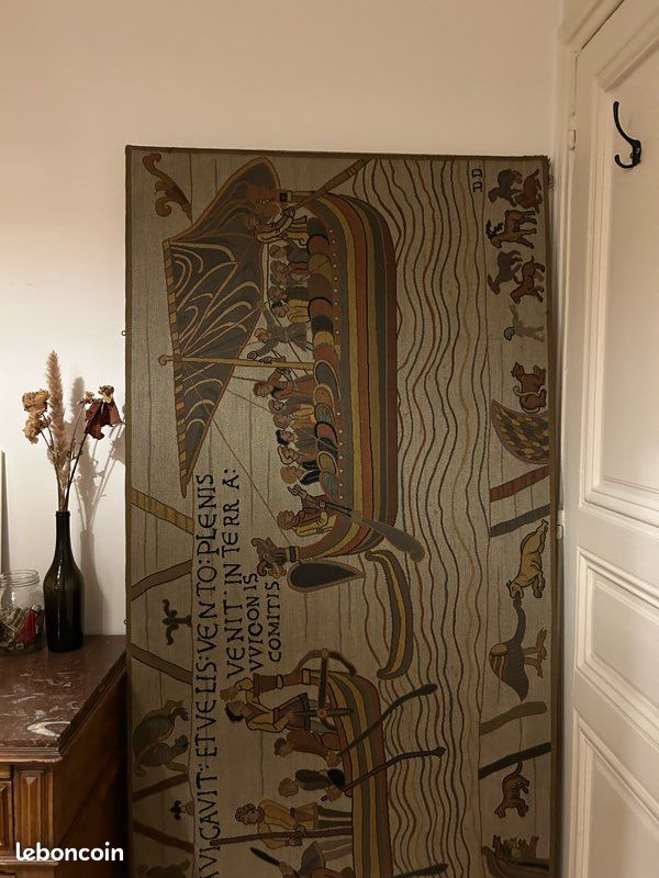 Panneau bois – Tapisserie inspirée de la Tapisserie de Bayeux – Décoration historique (image 1)