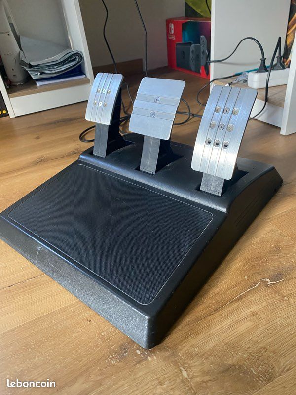 Thrustmaster T300 RS + pédalier – PS4 / PS5 / PC (image 3)