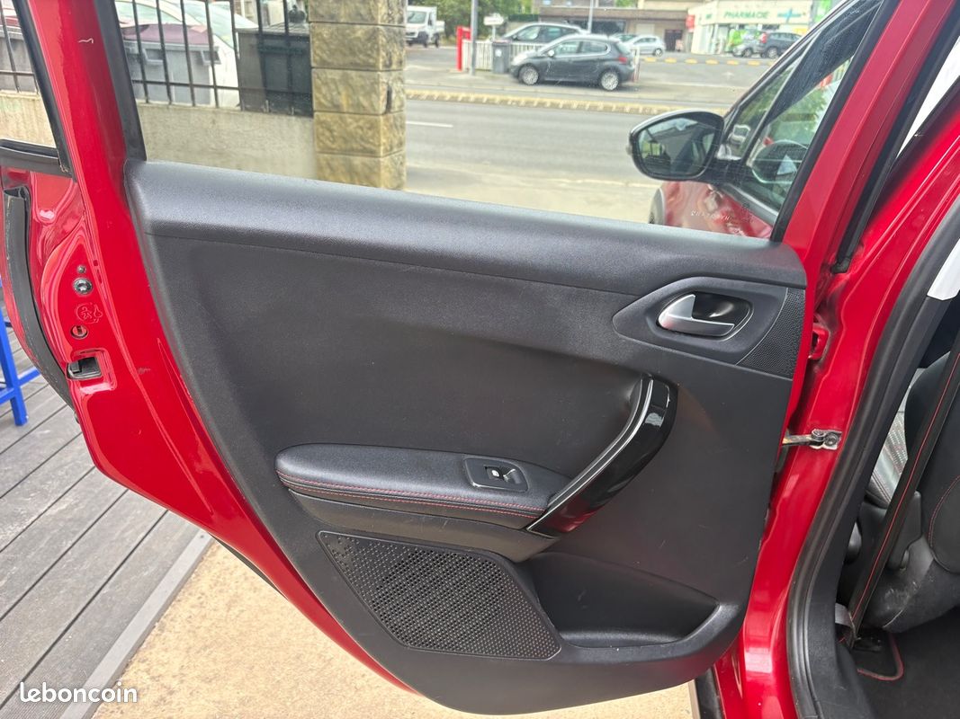 Peugeot 2008 1.6 bluehdi GT-line phase 2 (image 13)