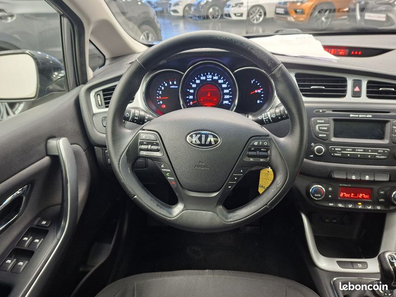 Kia CEE'D 1.6 crdi 128 ch Active Visio / Toit pano / Régulateur / Radar / 1ère main / (image 22)