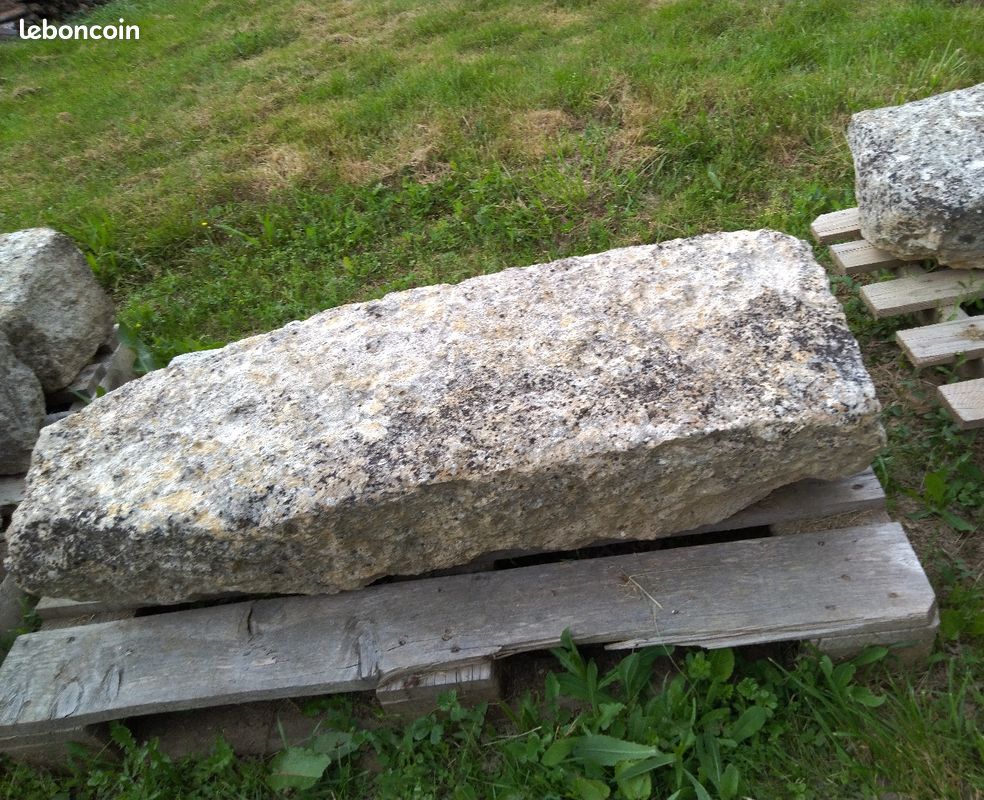 Ancienne borne en pierre (image 1)