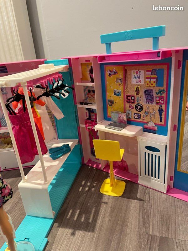 Dressing Barbie (image 3)