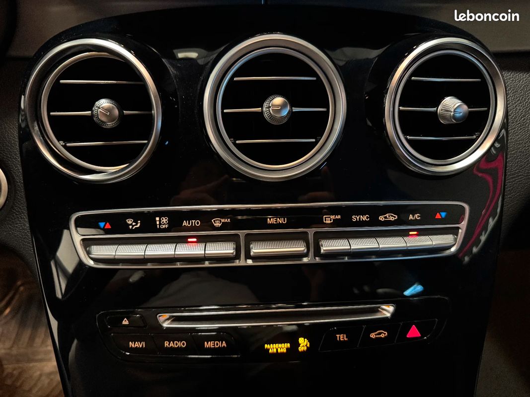 MERCEDES GLC 220 d 9G-Tronic 4Matic Sportline / SUIVI ENTRETIEN / PACK AMG / ATTELAGE / GARANTIE 12 MOIS (image 25)