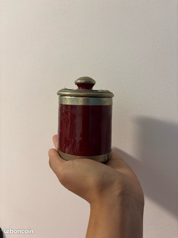 Petit pot vintage en métal et émail rouge – ancien pot à épices (image 1)