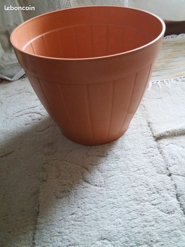 Grand cache pot à planté marque Grosfillex (image 1)