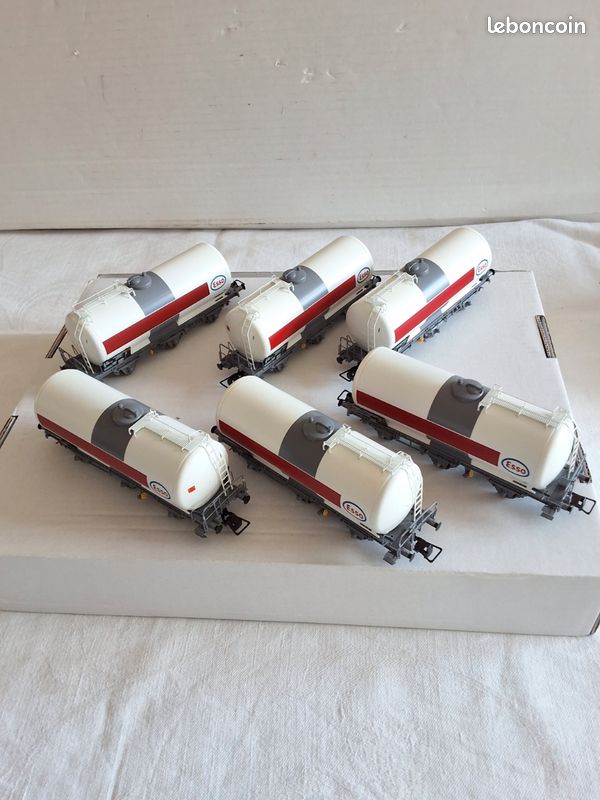 SNCF – Lot De 2 Wagons-citernes ESSO – 3 Essieux – Ép. IV – Échelle N 1/160 – Arnold HN6610