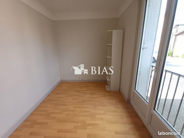 https://img.leboncoin.fr/api/v1/lbcpb1/images/3c/09/bd/3c09bdac87944c238ed48524cb45f9ed04743978.jpg?rule=ad-image