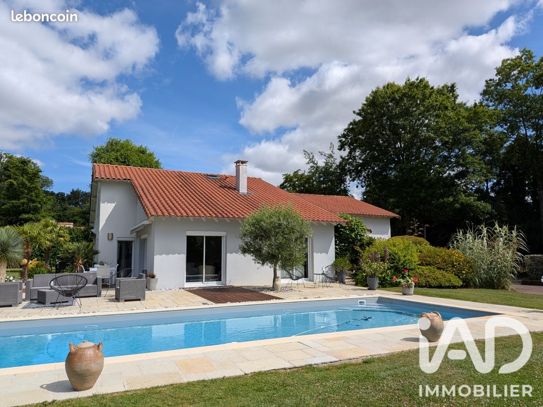 Maison 9 pièces 205 m² · à Cholet · 205 m² · 612 000 €