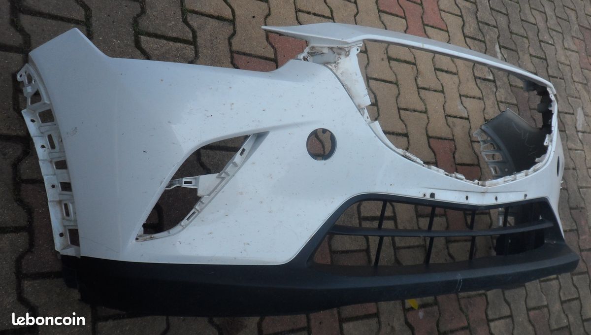 Pare chocs avant blanc pour Volvo V40 du 29-03-2016 - Il a subit un choc central et a été réparé - Front bumper white for Volvo V40 from 29-03-2016 It has suffered a central shock and was repaired (image 3)