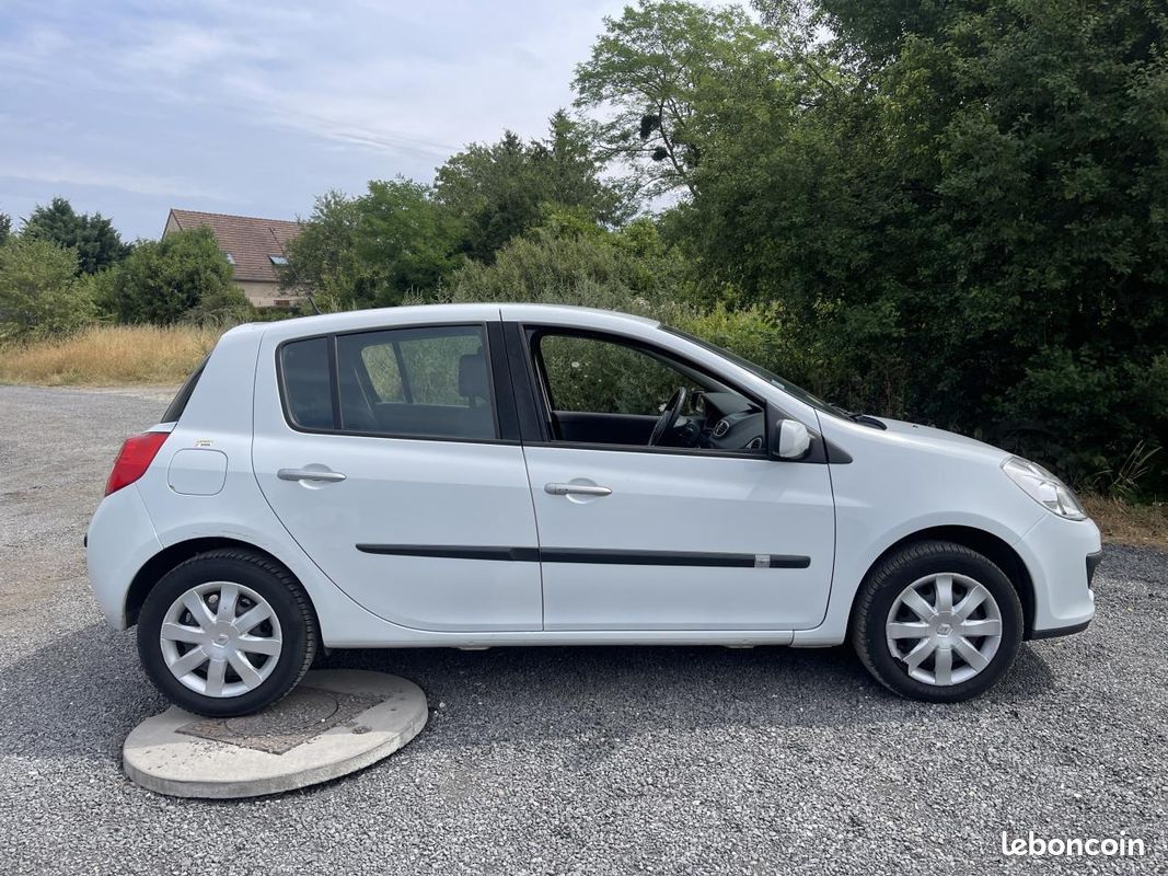 RENAULT CLIO III BERLINE 1.5 dCi 85 CV | PREMIERE MAIN - SORT DE REVISION - KIT DISTRIB FAIT (image 9)