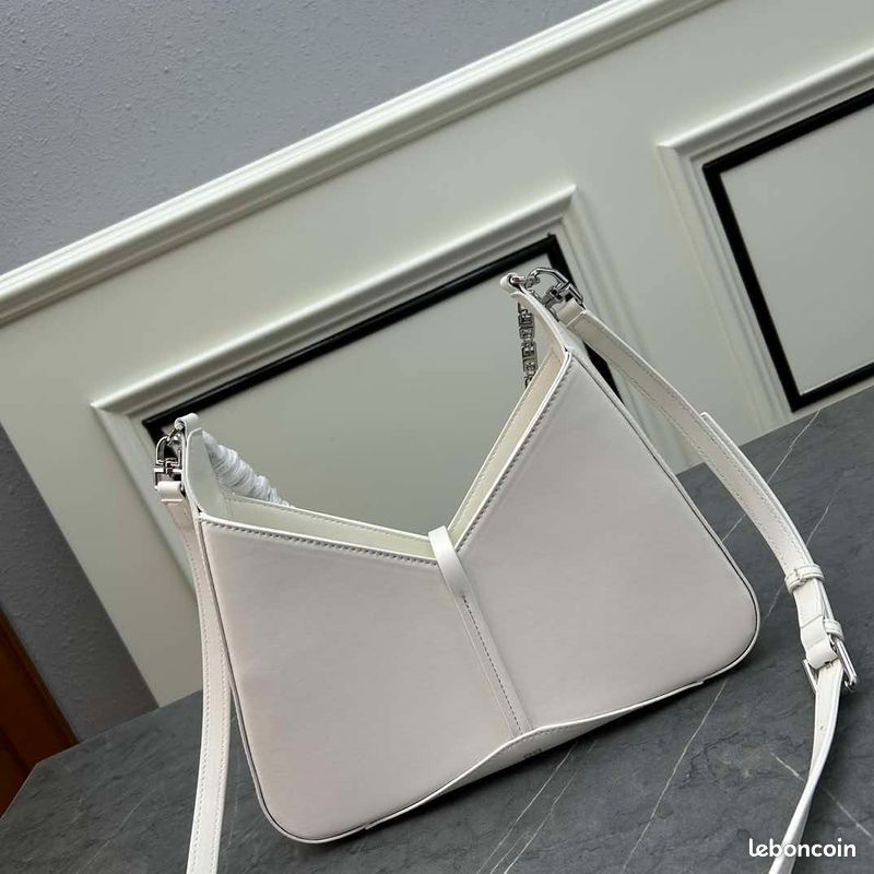 Sac blanc minimaliste et sophistiqué à découpes (image 4)