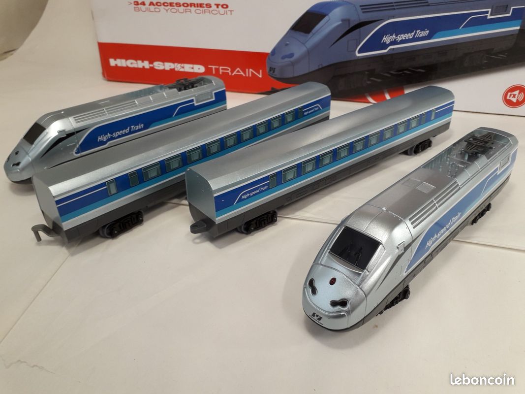 Ensemble de Train avec Locomotive Vapeur avec Fumes Lumires Et Son Voitures de Fret Et Voies