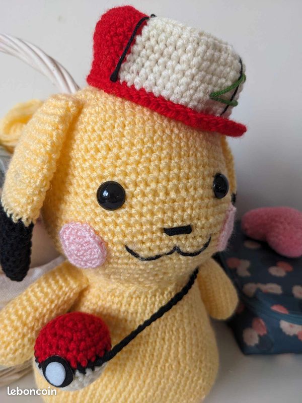 Pikachu dans une casquette, doudou peluche fait main au crochet neuf (image 10)