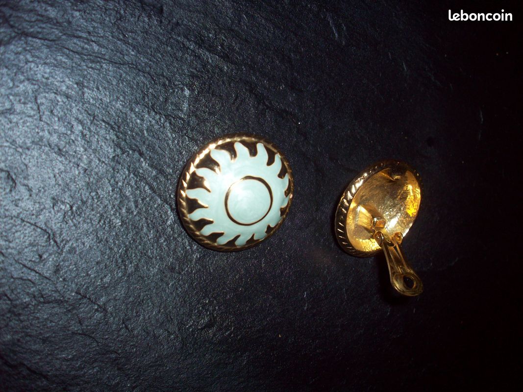 Boucles d'oreilles cabochon bombé doré avecmotif de Soleil en émail bleu clair nacré Vintage (image 17)