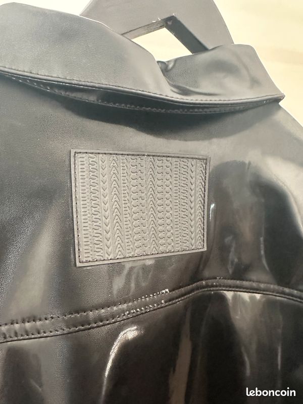 Veste effet cuir verni noir coupe oversize (image 5)