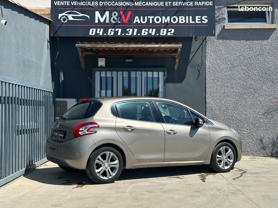 Peugeot 208 1.2 82ch ALLURE *DISTRI OK (image 4)