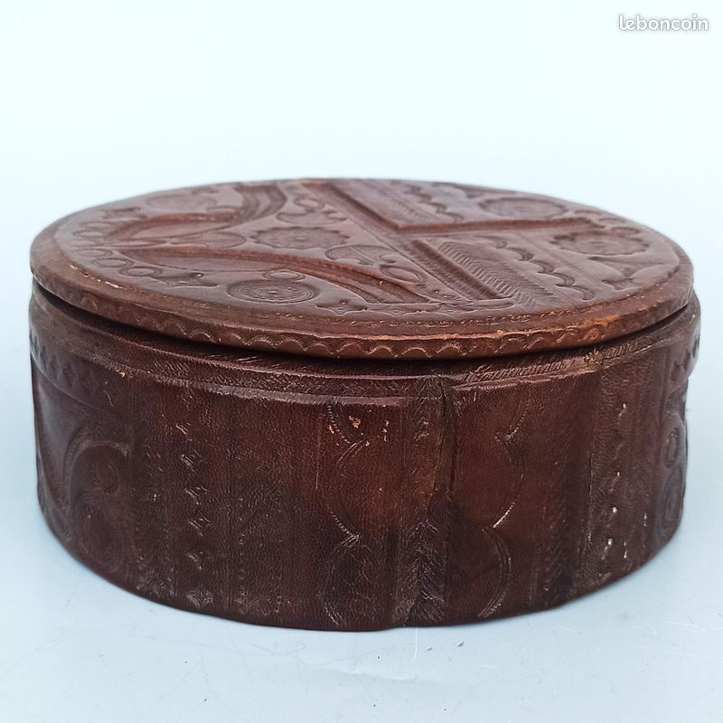 Le Niger : Artisanat du Niger : Boîtes rondes en cuir - Club des Voyages