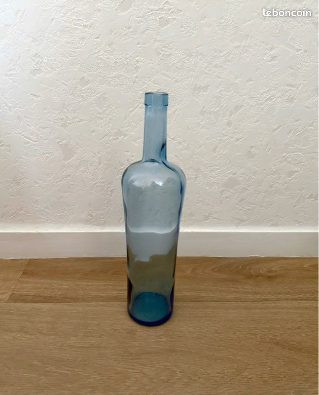 Bouteille vase déco verre bleu décor Maisons du monde tendance 2026 (image 2)