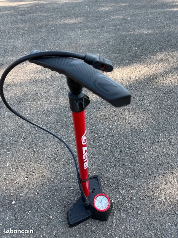 Promo Mini Pompe à Vélo Zefal chez Casal Sport
