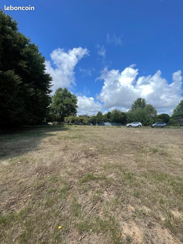 Terrain 2 000 m² Izon · 180 000 €