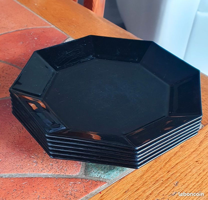 Service noir design – 15 tasses + 15 soucoupes + 4 grandes tasses + 4 soucoupes + 6 assiettes (image 7)