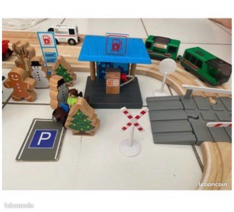 Train et rails en bois (image 5)