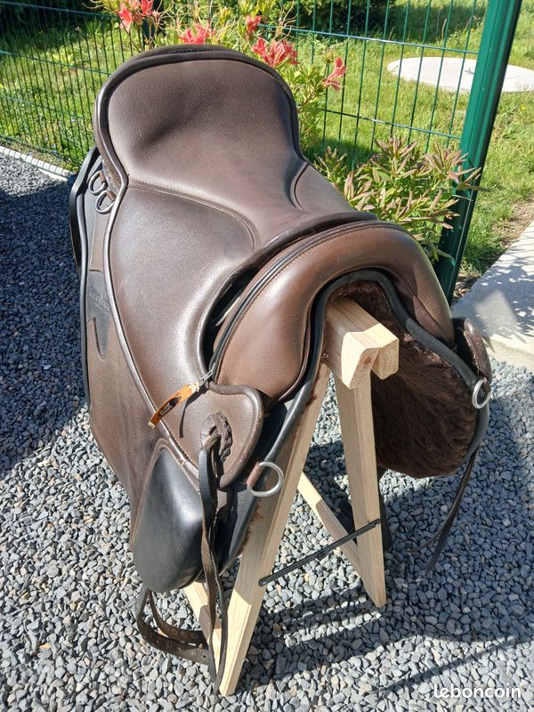 A&M Reitsport Selle D'Équitation Sans Arbre Liberty Marron – Flexible, Légère (3kg) – Tailles 16, 17, 18" Et Enfant (42cm)