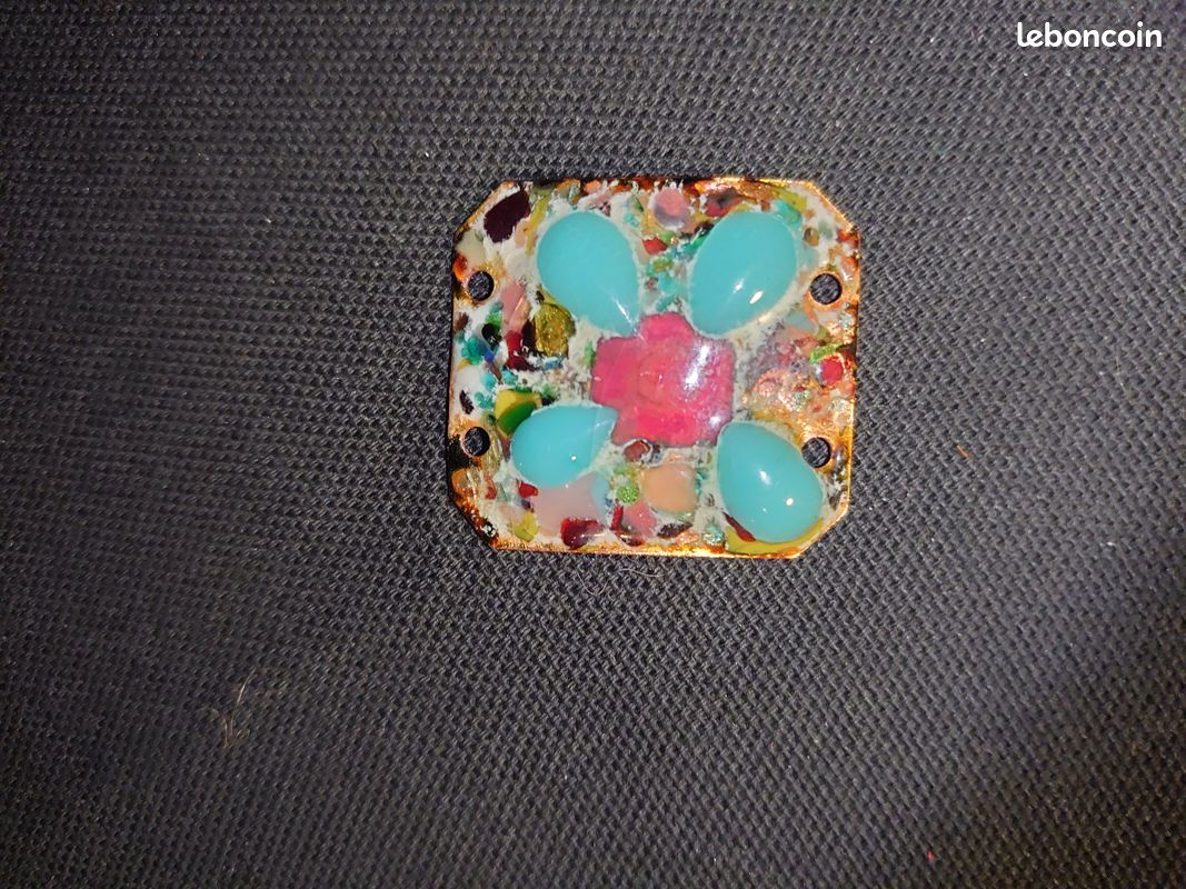 Pendentif Plaque en émail à accrocher avec des rubans élément pour bijou ou motif de fleur à Pétales bleus et centre rouge sur fond tâcheté multicolore Emaux sur métal Vintage (image 3)