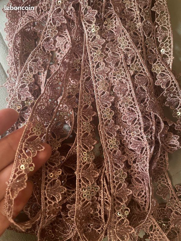 4 mètres de dentelle (image 1)